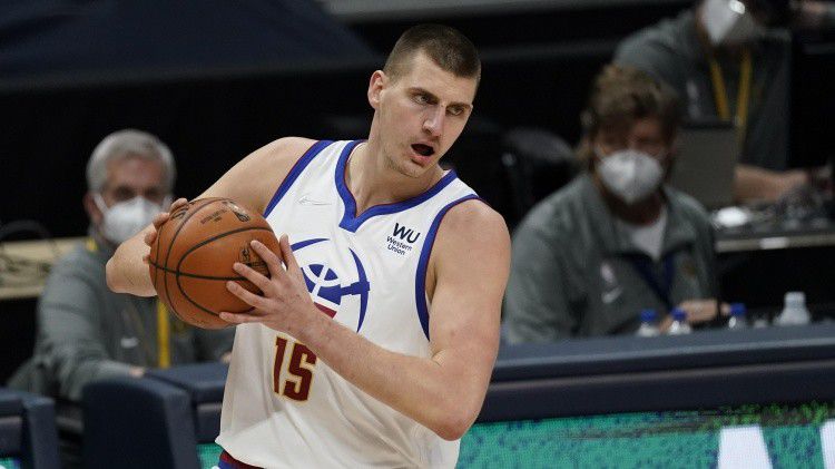 穆雷28+5约基奇26+14+8掘金终结勇士5连胜　NBA圣诞大战，勇士客场对阵掘金。